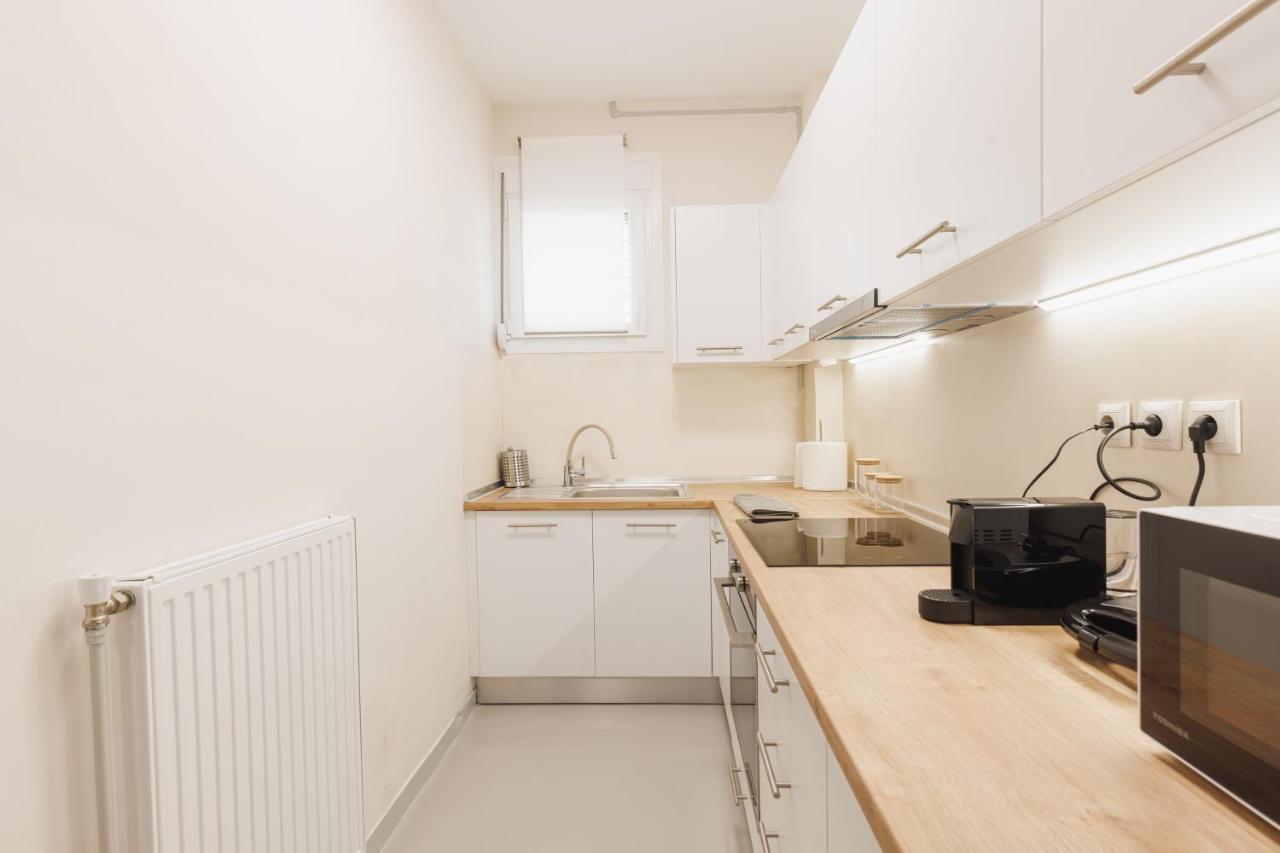 Fully Renovated Luxurious Semi-Basement Studio Atenas Exterior foto